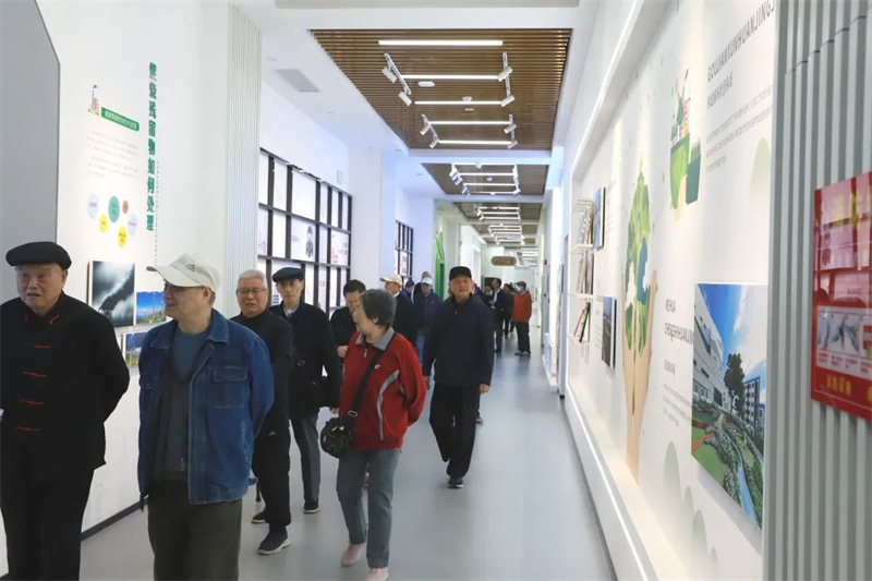公安灞橋分局退休干警60余人前往益恒環(huán)境參觀學習